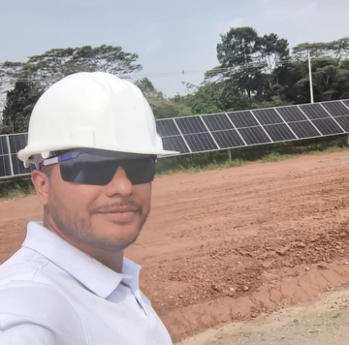 Director de SECURITAG en campo durante visita técnica a proyecto solar.