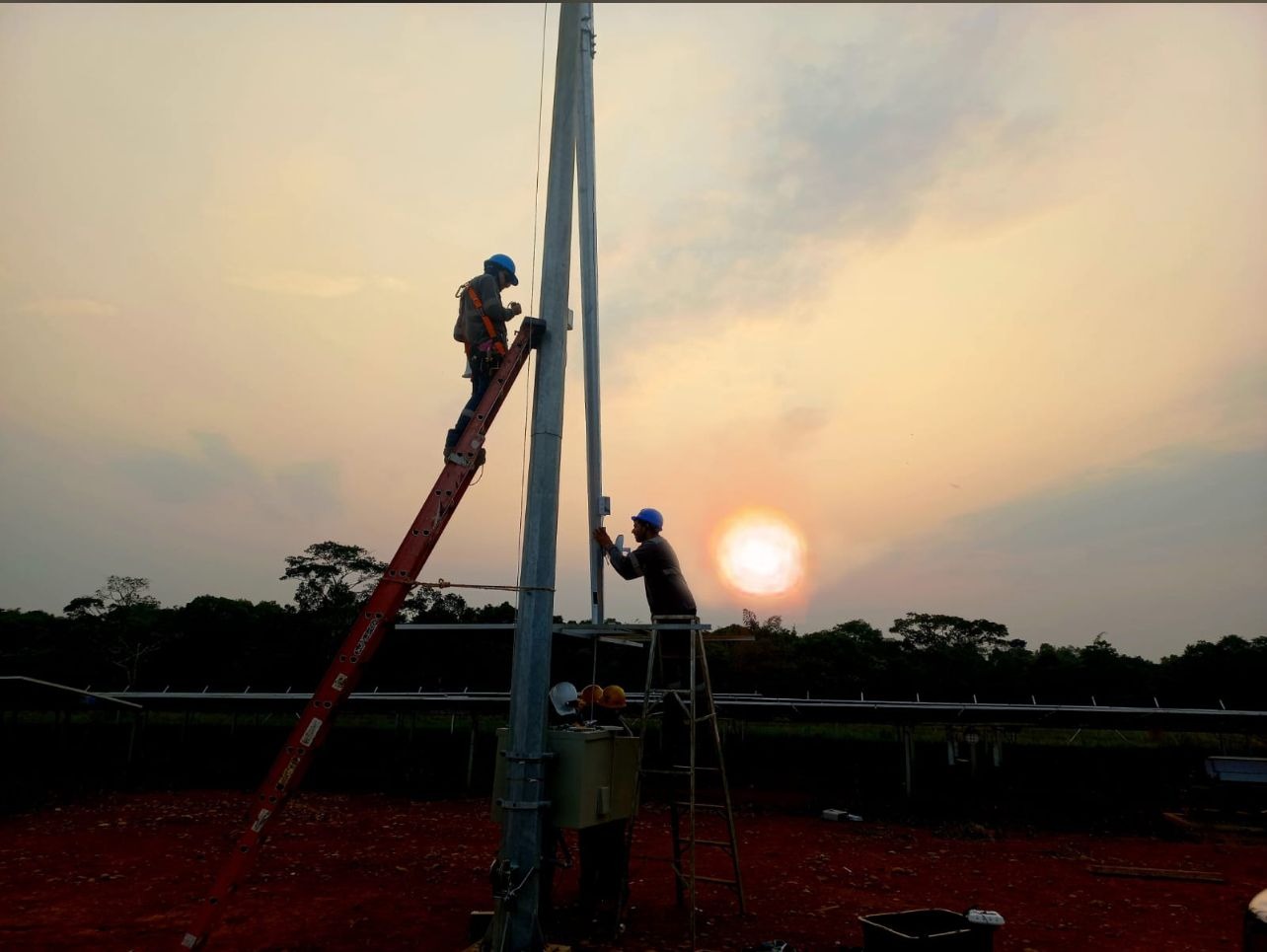 Equipo técnico de SECURITAG durante instalación en parque solar.