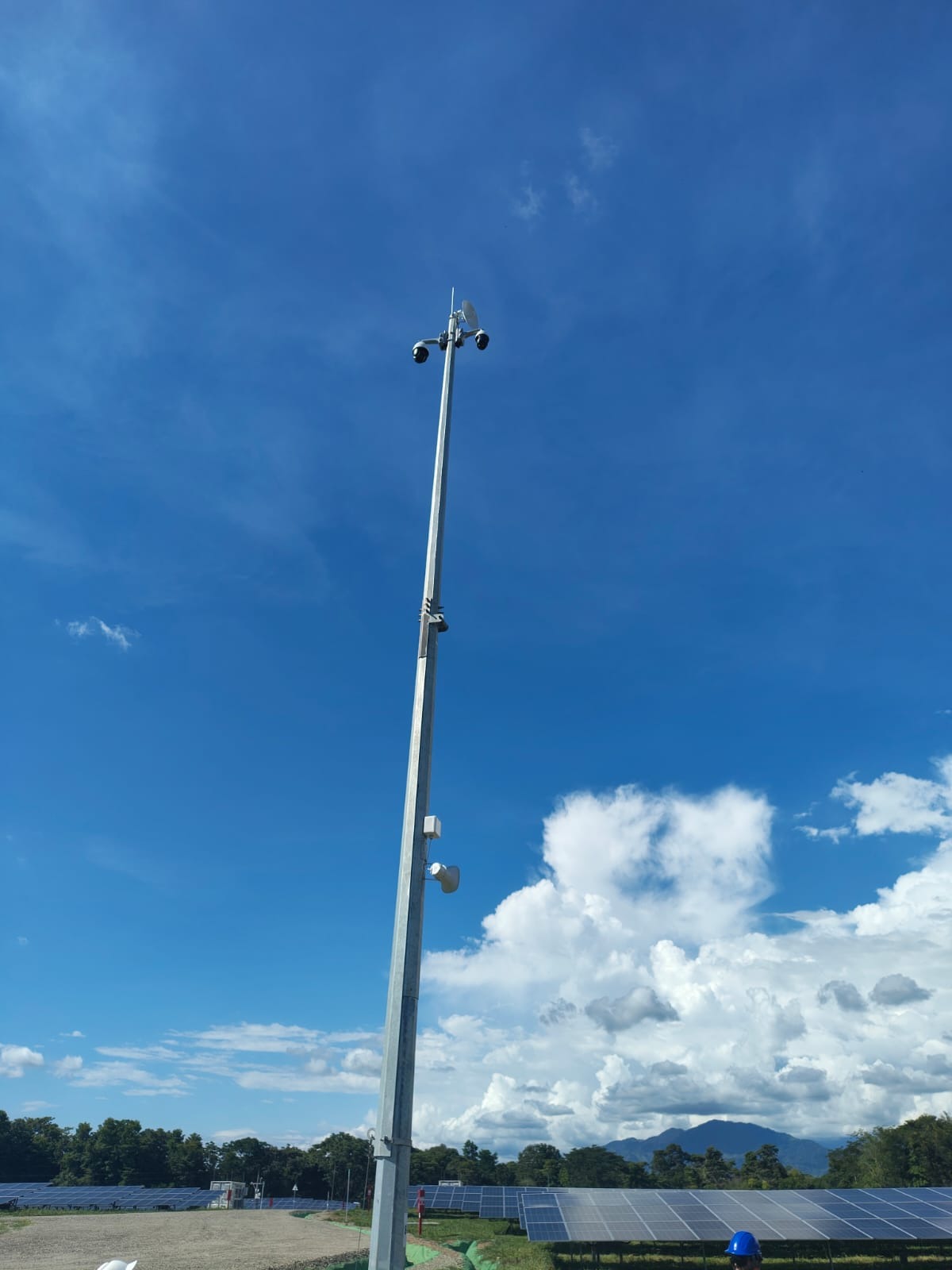 Solución perimetral para parque solar con estructura autónoma, videovigilancia y energía solar.
