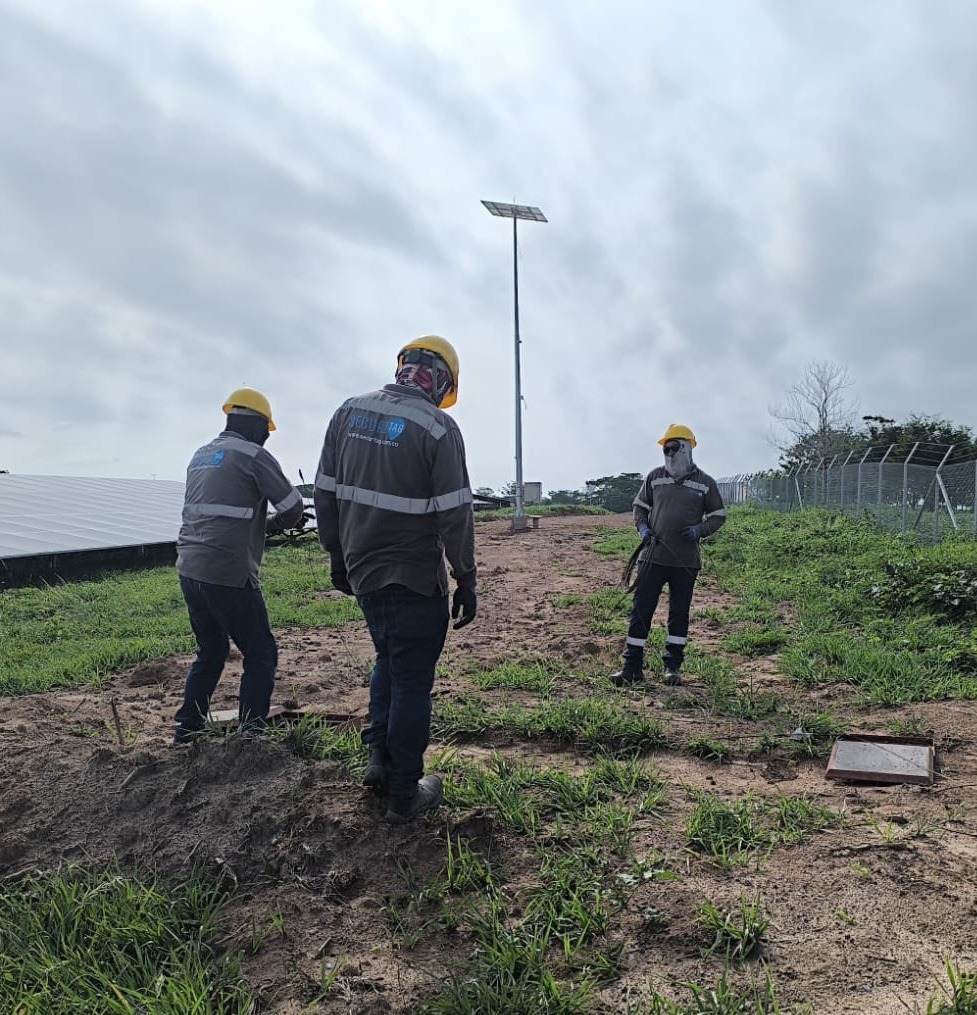 Equipo SECURITAG caminando en parque solar durante labores de campo.