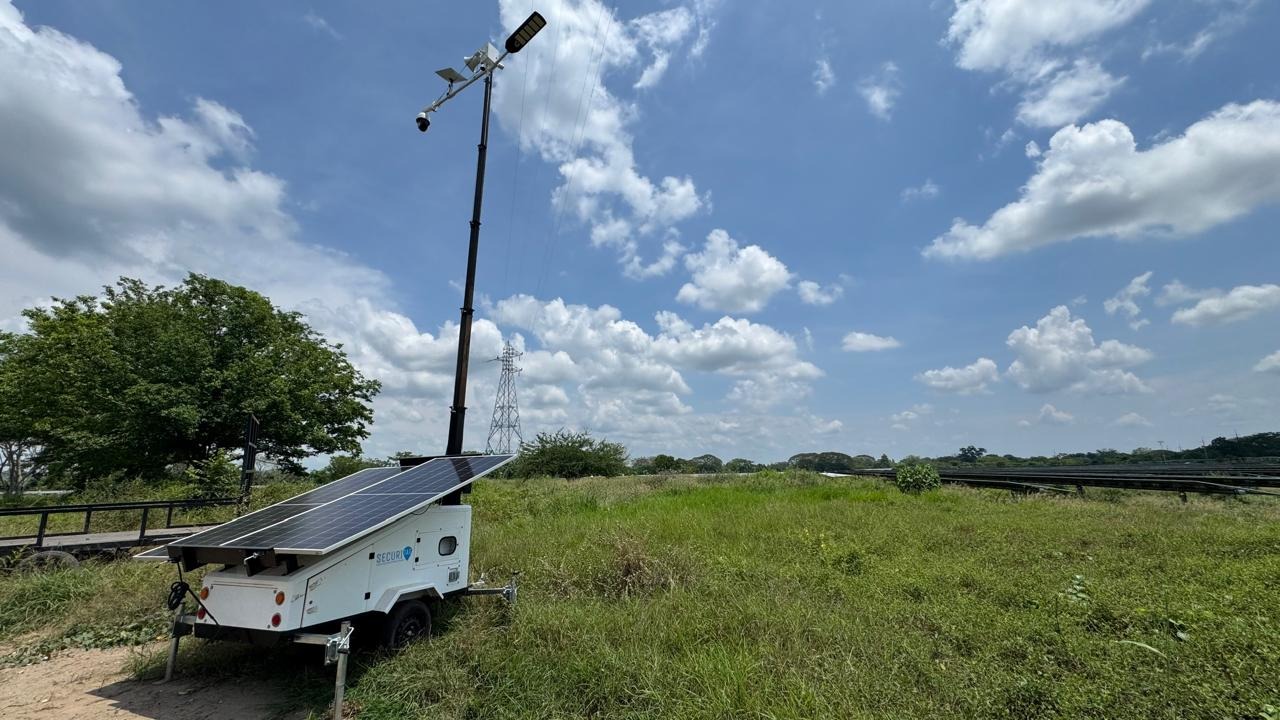 Remolque solar SECURITAG desplegado en campo con mástil extendido.