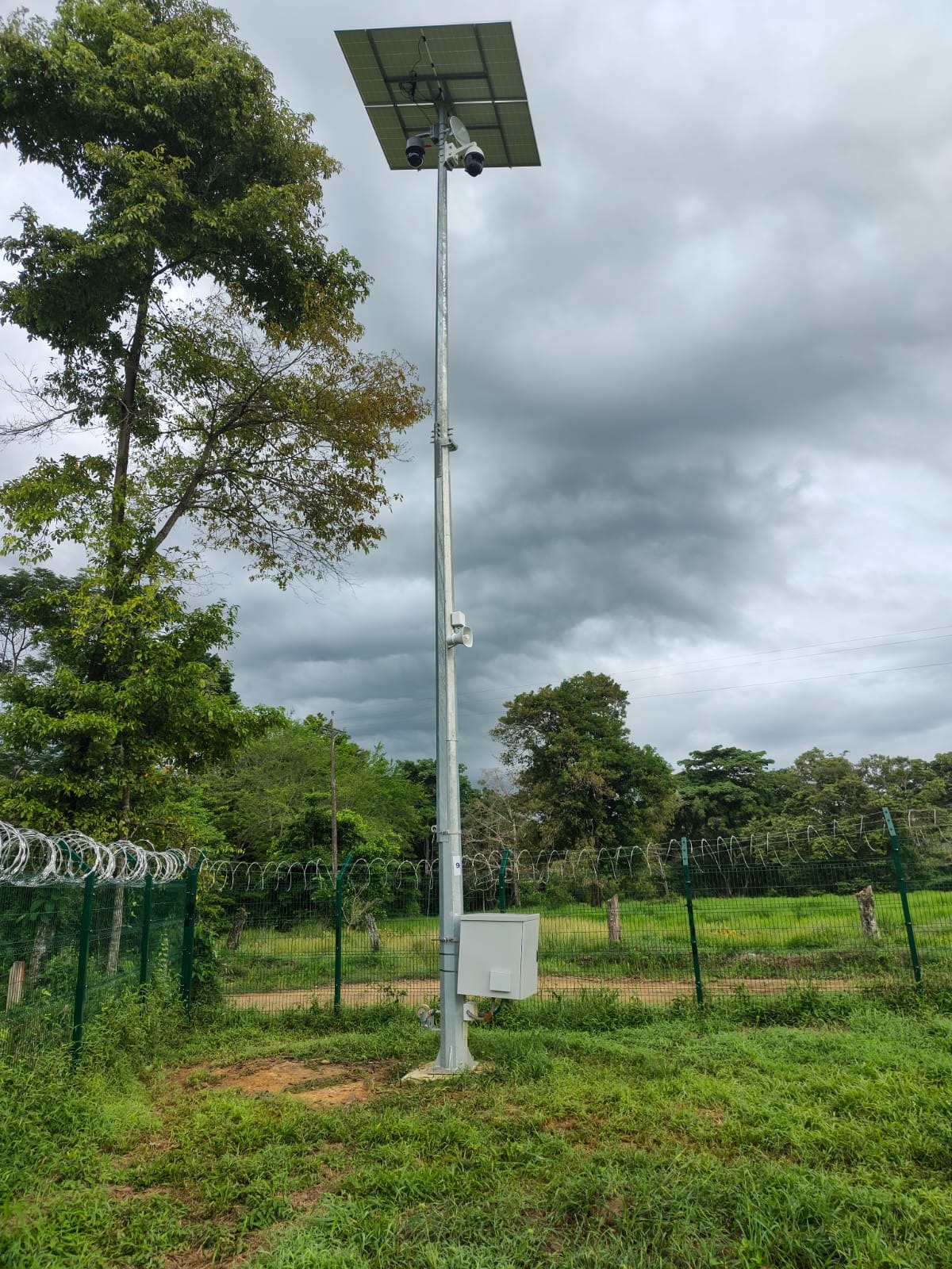 Poste solar autónomo de seguridad instalado en zona verde perimetral.