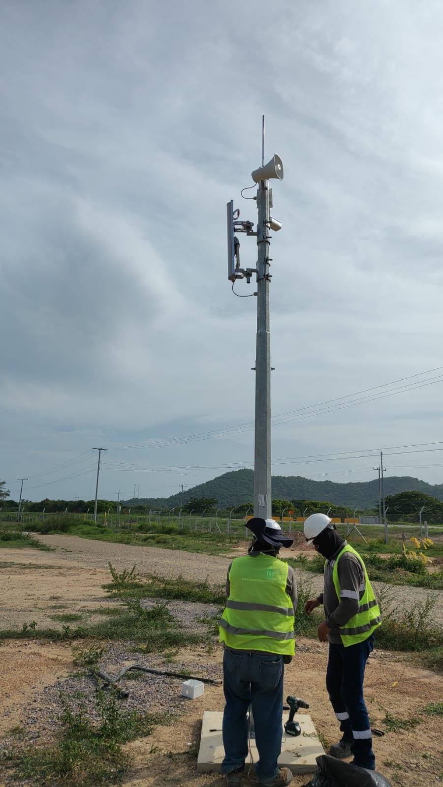 Equipo técnico SECURITAG durante instalación de poste perimetral.