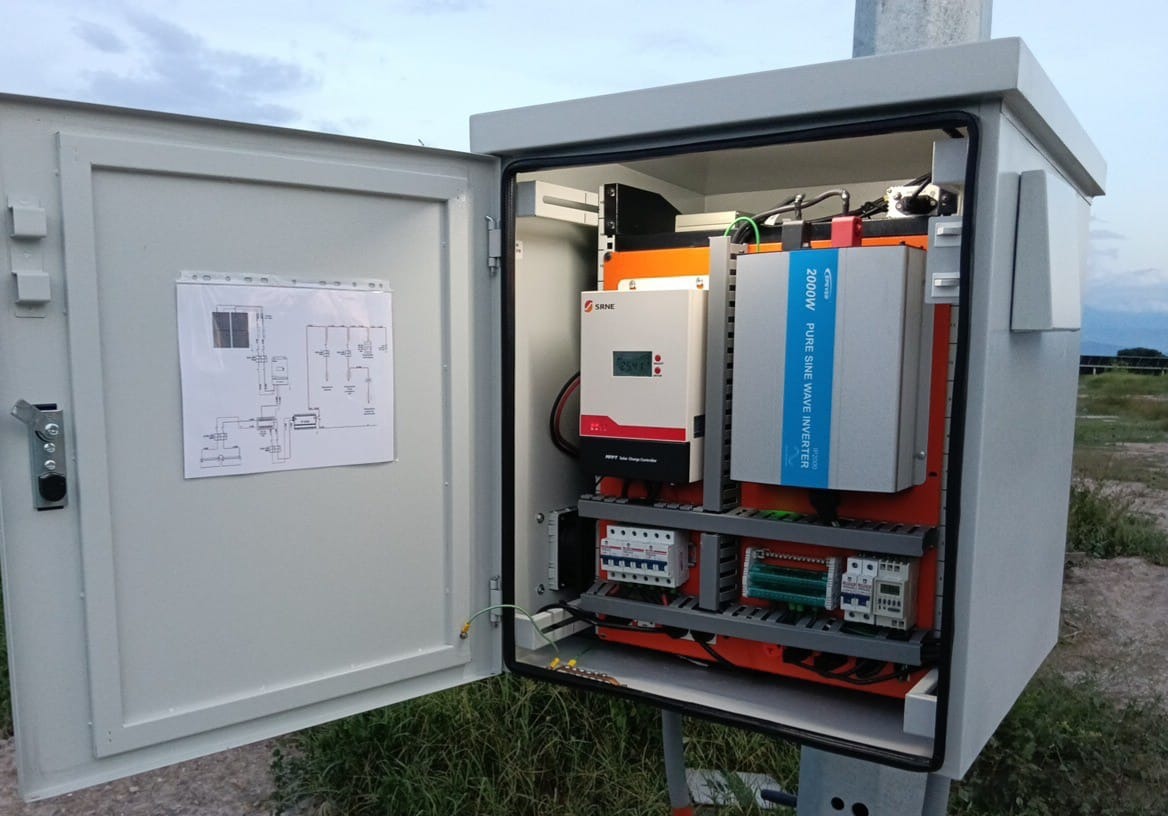 Gabinete de control y energía integrado por SECURITAG.