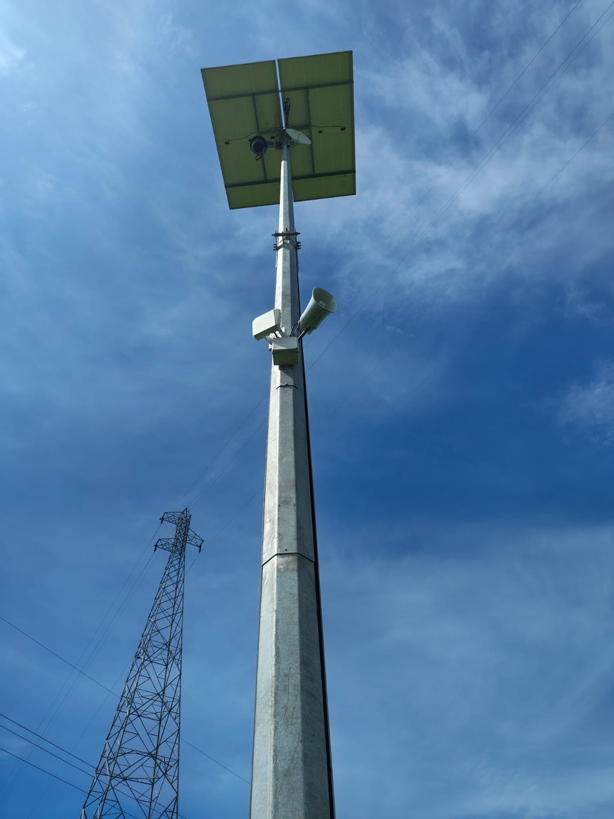 Poste solar autónomo con cámaras y comunicaciones implementado por SECURITAG.