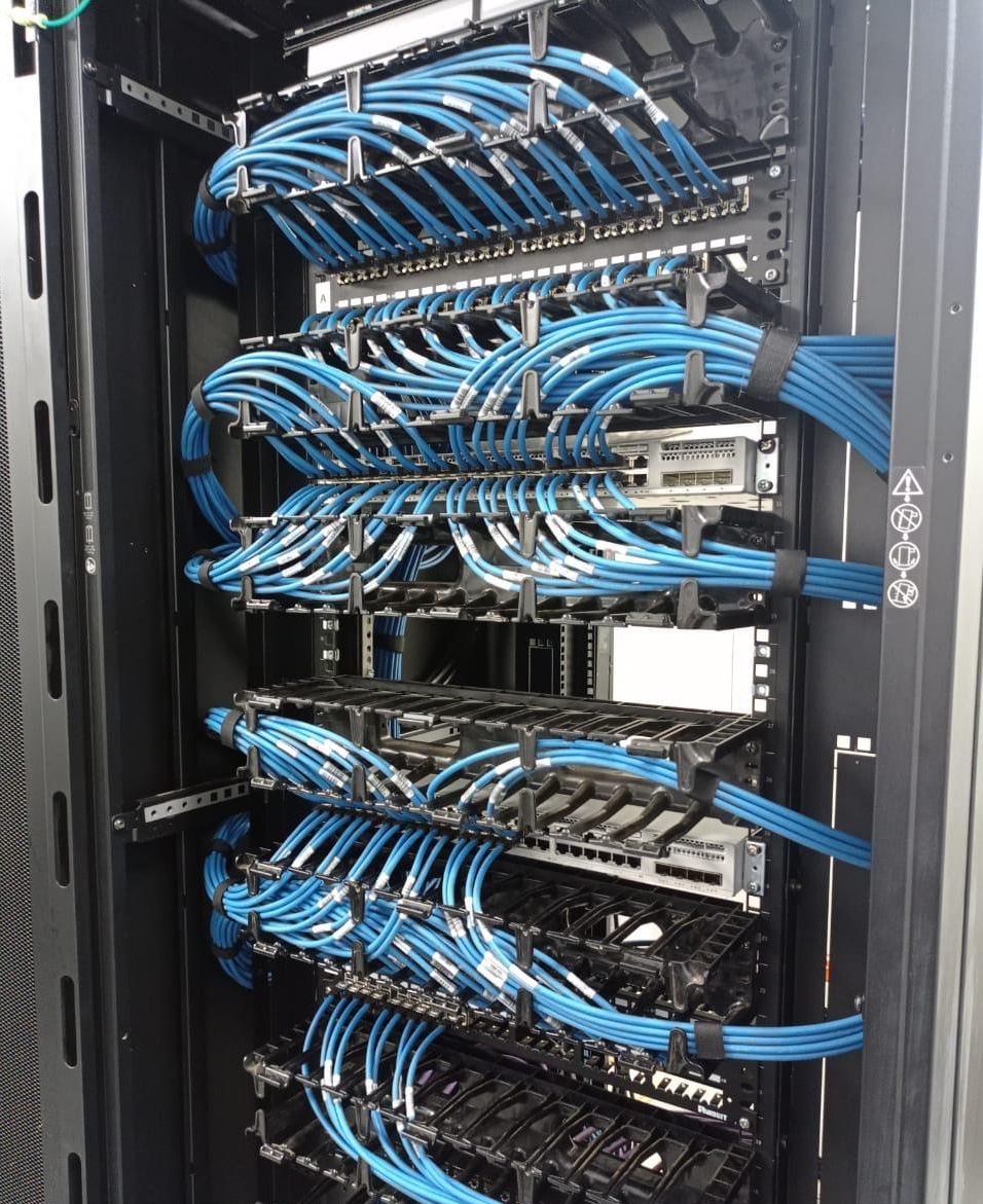 Rack de comunicaciones con cableado estructurado organizado e identificado.