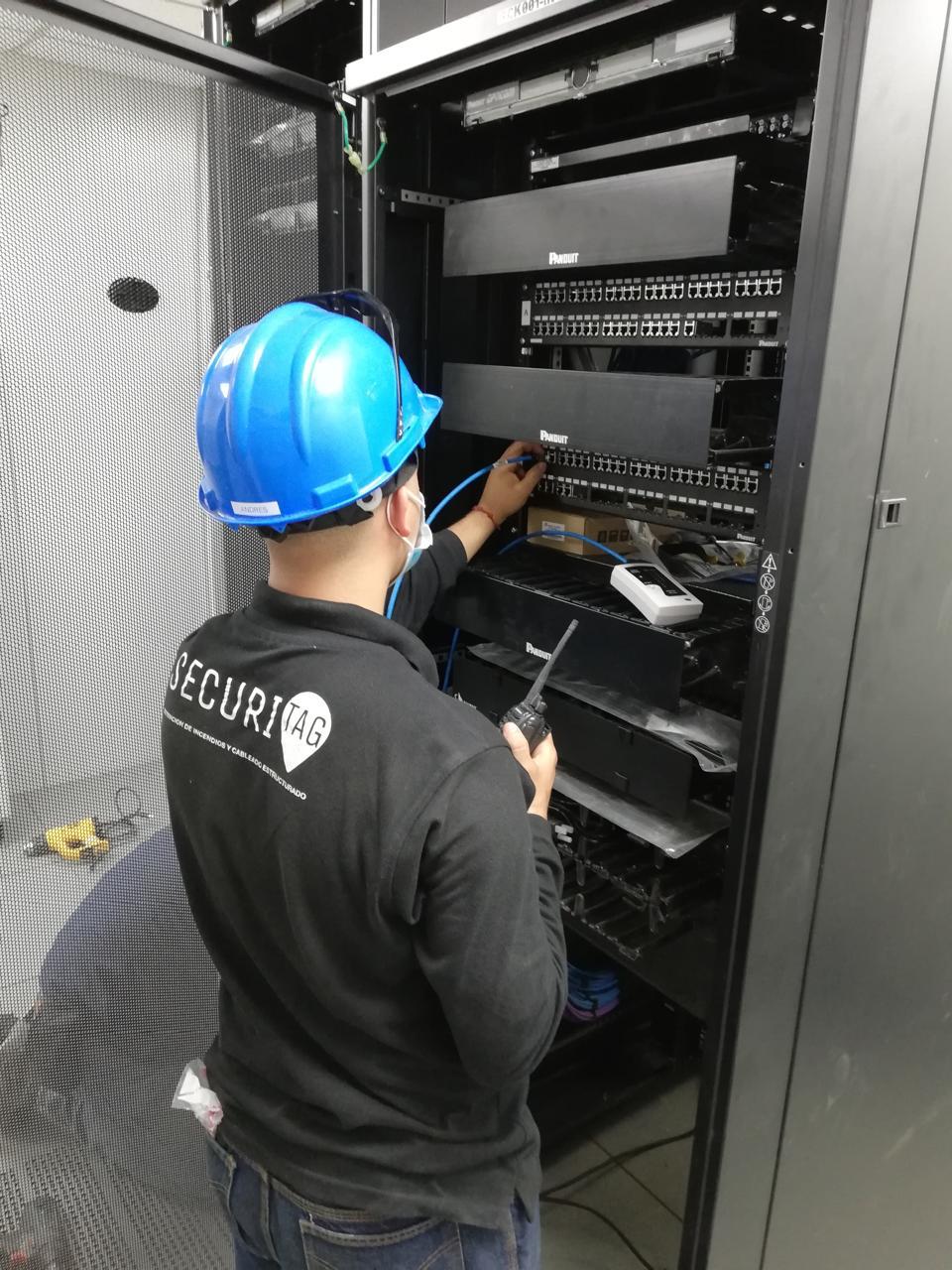 Técnico SECURITAG realizando intervención en rack de cableado estructurado.