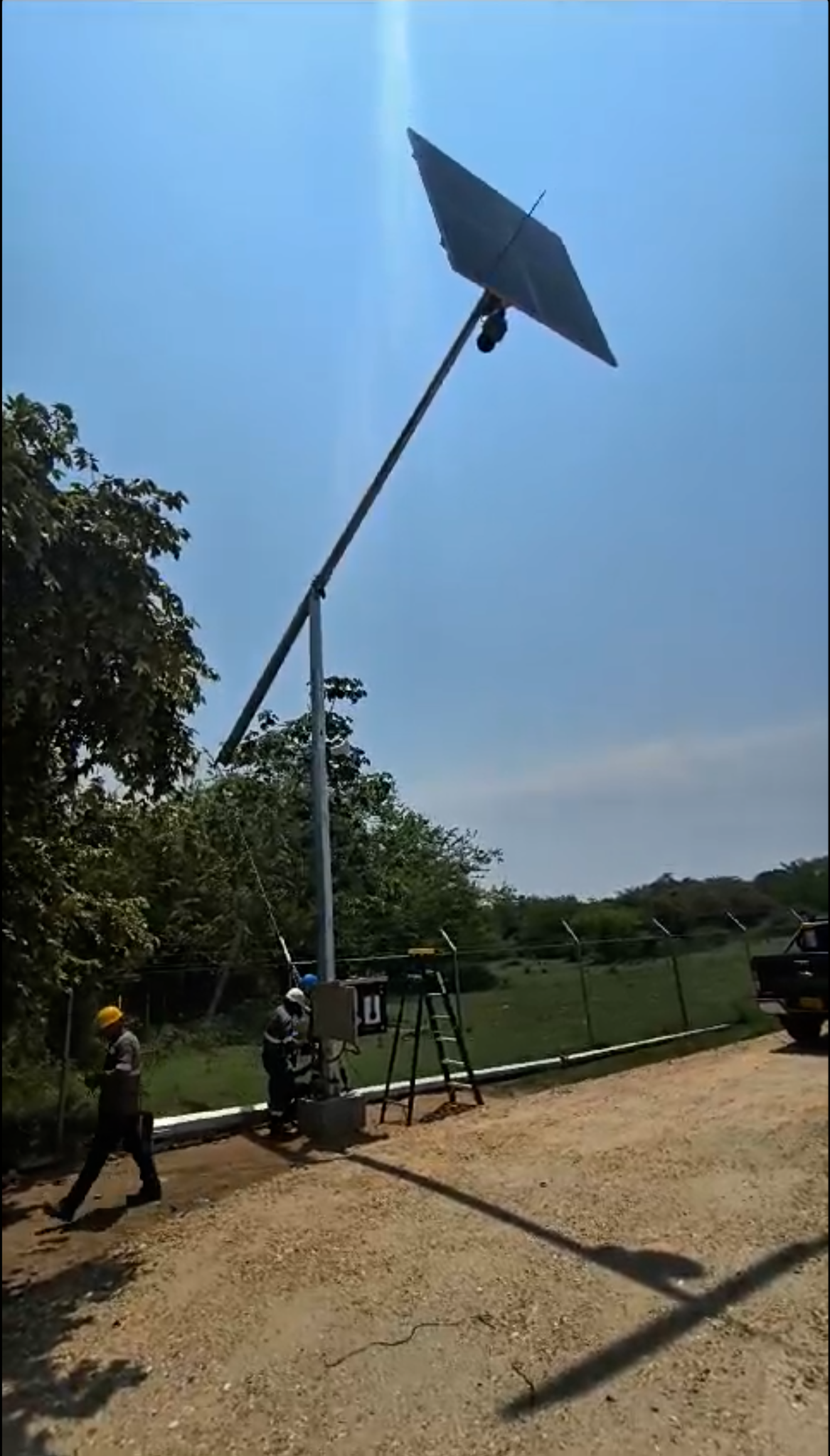 Proceso de instalación de solución solar SECURITAG durante izaje de estructura.