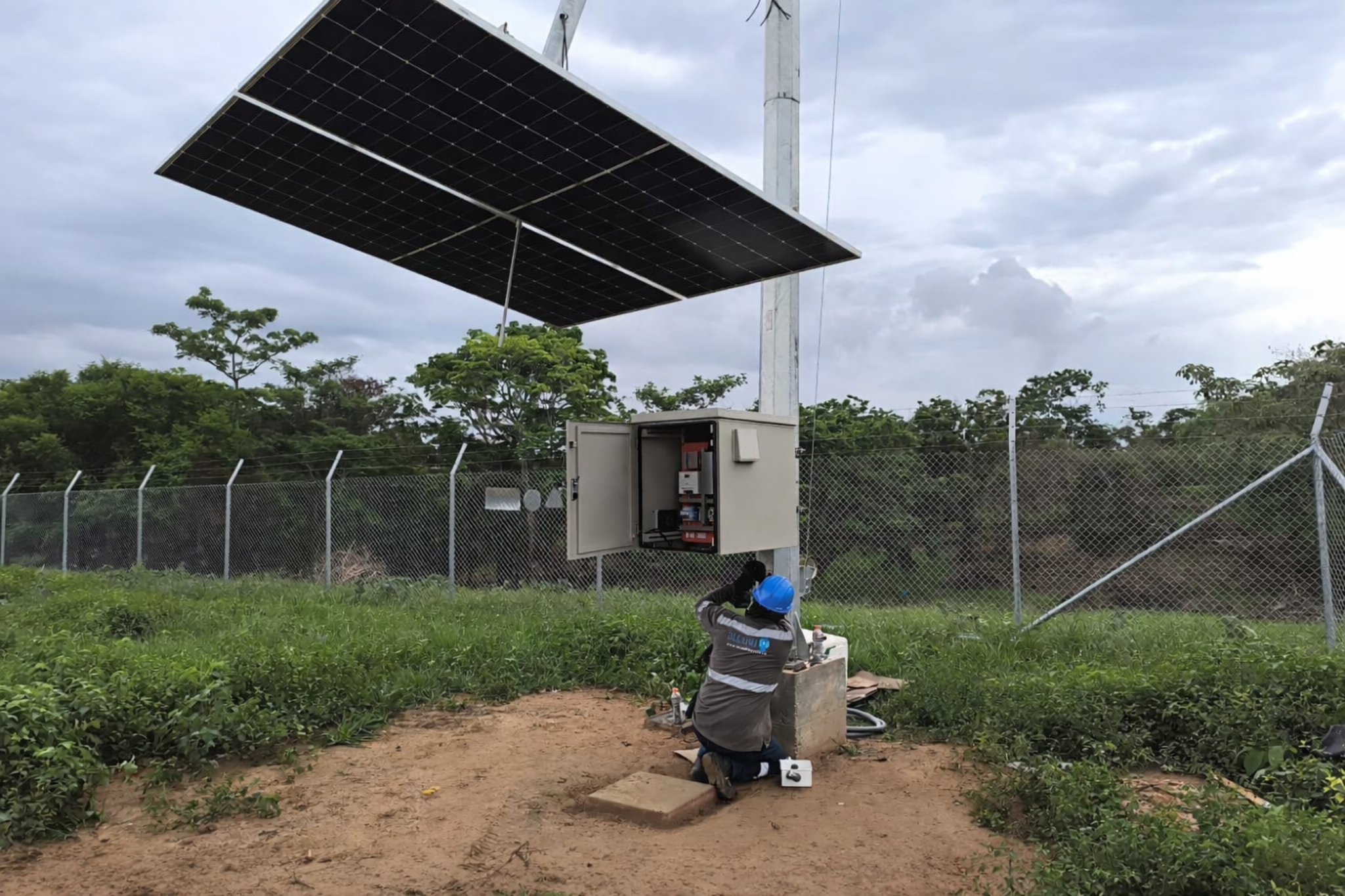 Instalación de solución solar SECURITAG con panel, gabinete y personal técnico en obra.