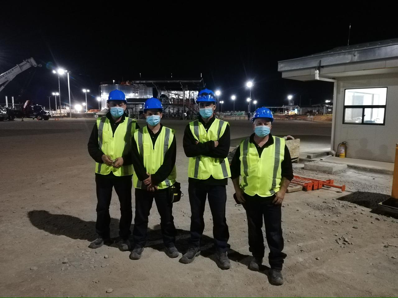 Equipo técnico SECURITAG en operación nocturna de proyecto industrial.
