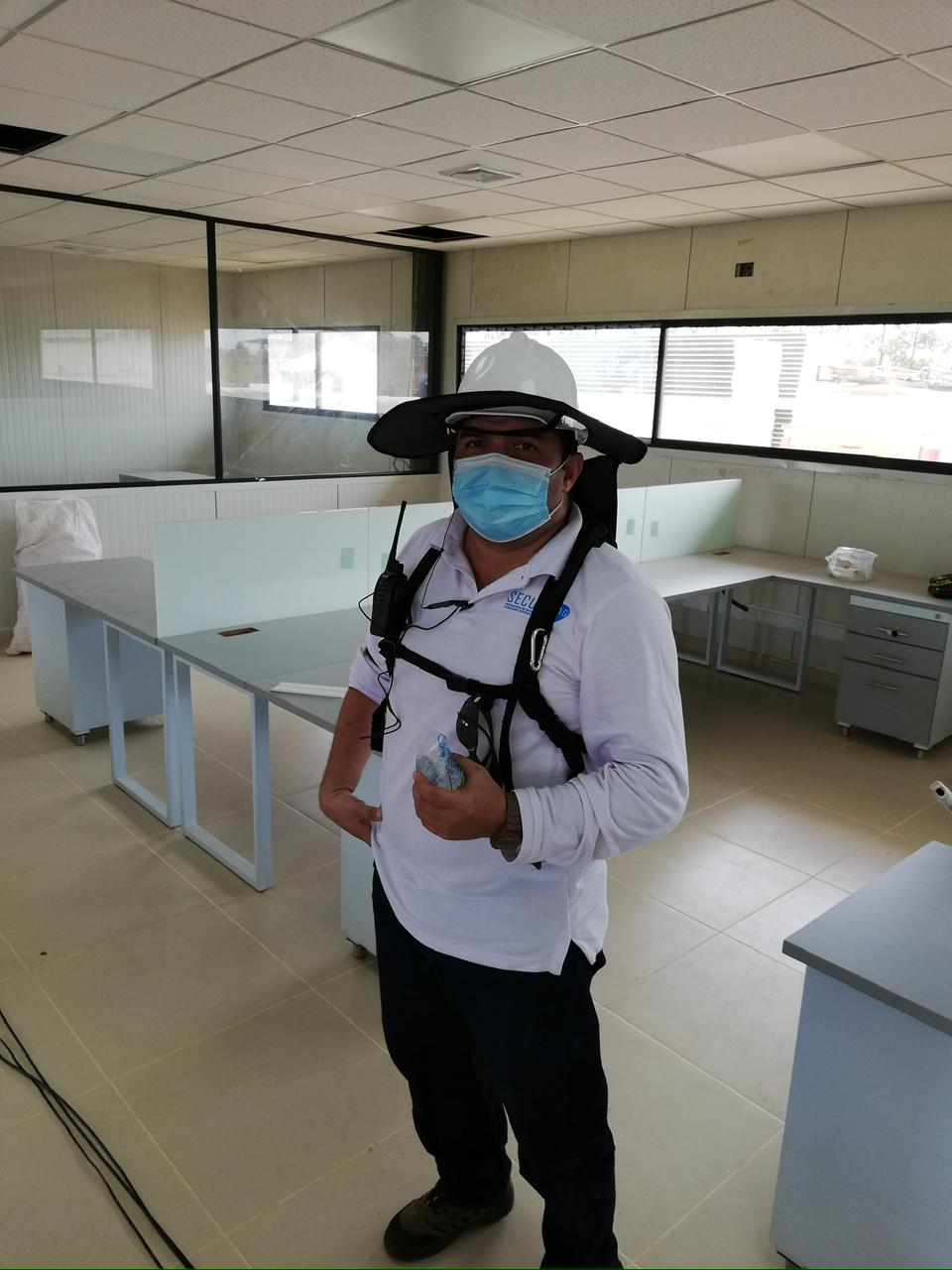 Técnico SECURITAG en espacio de trabajo durante intervención de proyecto.