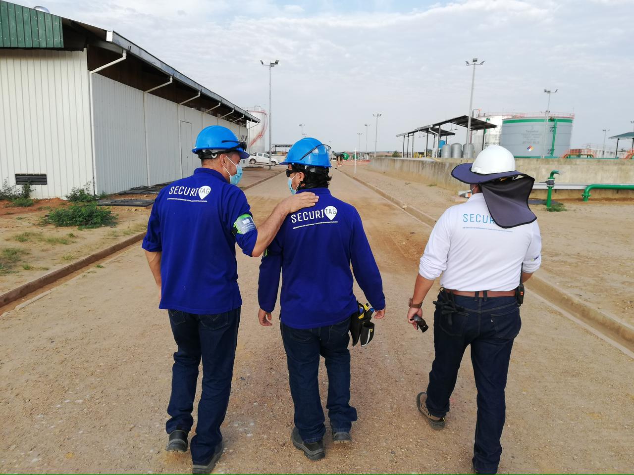 Personal SECURITAG recorriendo instalación industrial en entorno Oil and Gas.