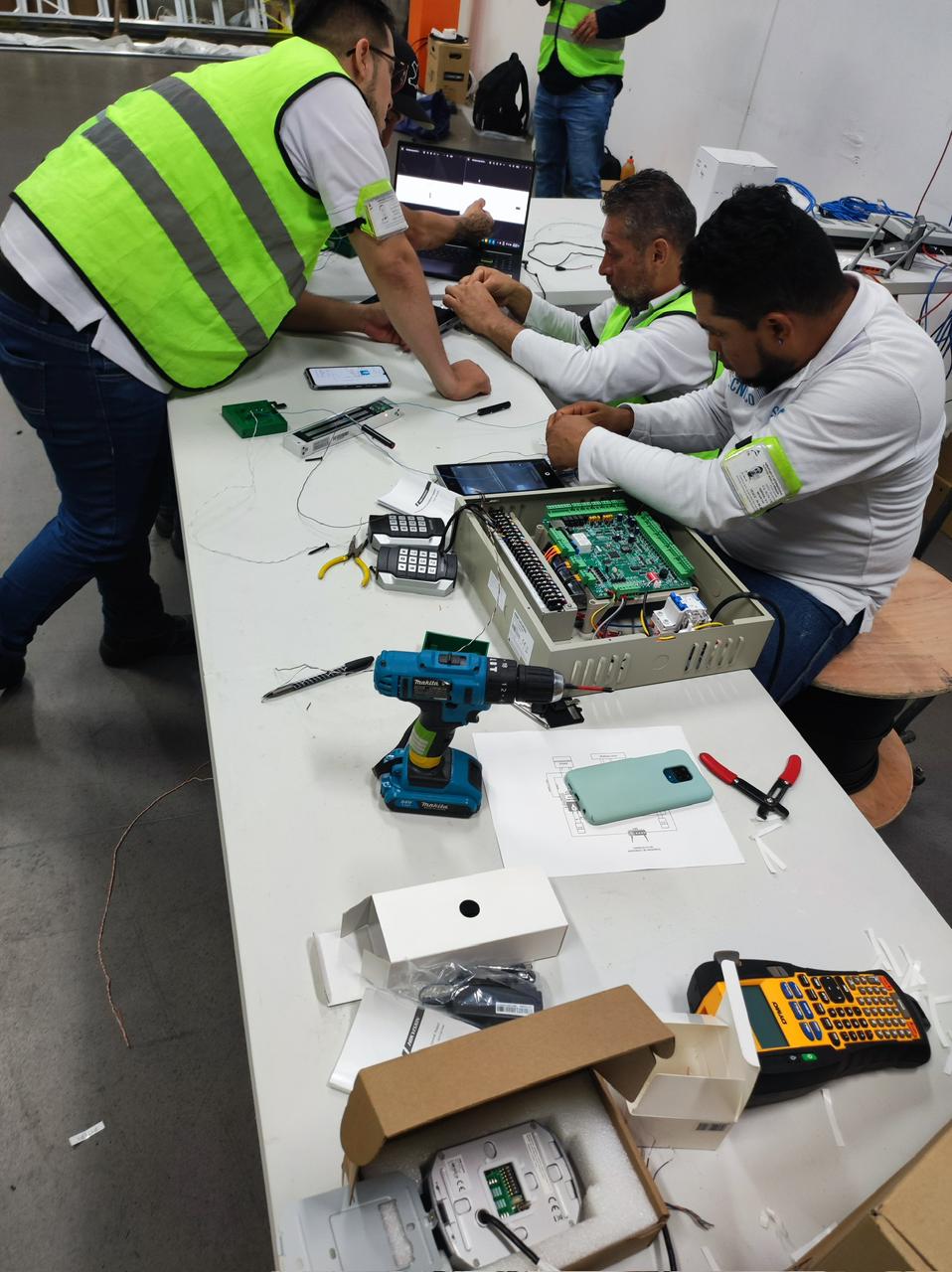 Equipo SECURITAG realizando configuración y pruebas técnicas sobre sistema de control de acceso.
