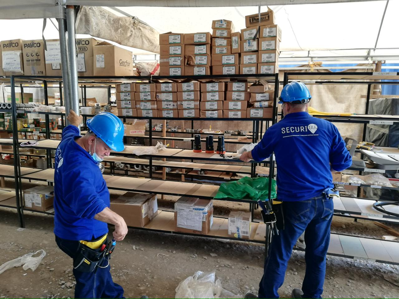 Técnicos SECURITAG preparando materiales y repuestos en almacén de proyecto.